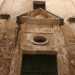 Il prospetto della chiesa, semplice ed elegante, si inscrive nel repertorio delle cappelle rurali e presenta, insieme alla tipica muratura in tufo, due lesene che fanno da cornice a un imponente portone architravato capeggiato da un timpano 